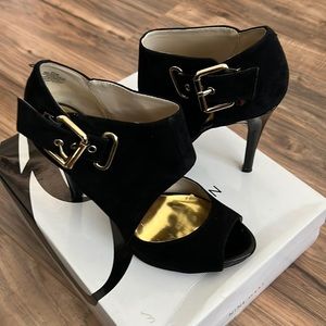 Nine West gold accent peep toe heels